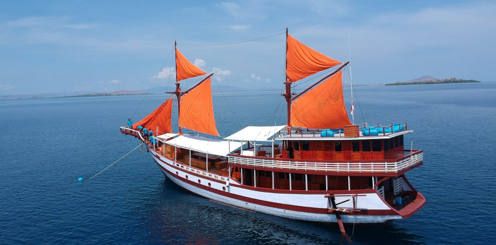 sewa kapal phinisi carnaby indonesia.