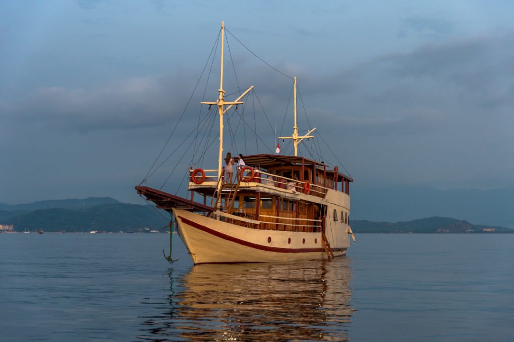 kapal phinisi dahayu – komodo tours flores